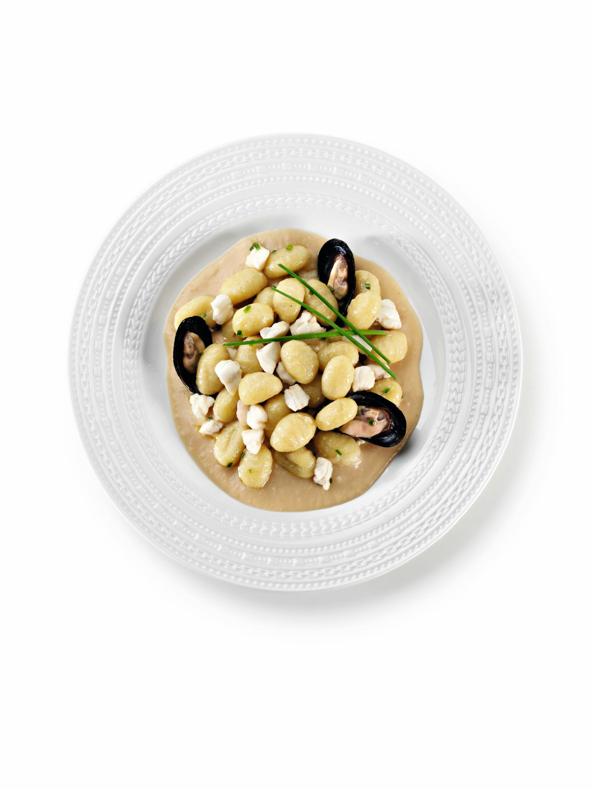 Gnocchi di patata con cozze, rana pescatrice all'erba cipollina su crema di  fagioli bianchi